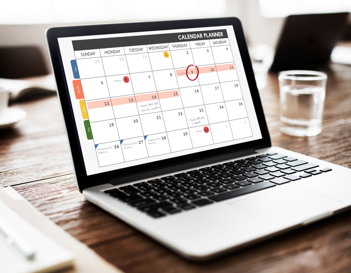 Calendario y planificación de estudio sobre un escritorio para preparar el TAI 2027
