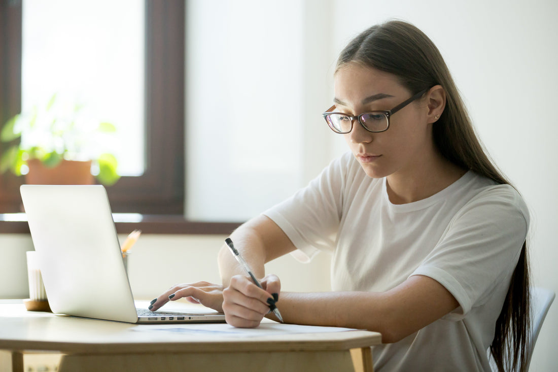 Opositor al TAI estudiando concentrado con el portatil antes del examen