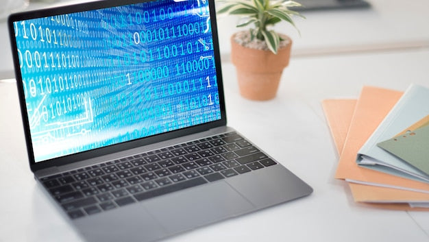 Pantalla con código binario representando la codificación de caracteres en informática