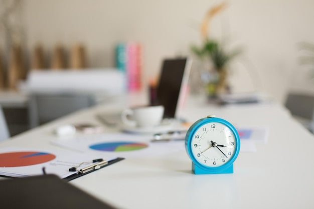 Reloj despertador sobre un escritorio de oficina