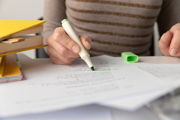 Documentos y material de examen sobre una mesa, representando el proceso selectivo de la convocatoria TAI 2027