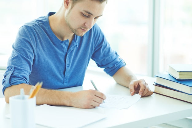 Persona revisando de cerca su examen tipo test, representando la impugnación de una pregunta del examen TAI