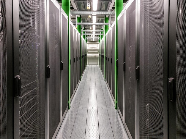 Pasillo de un centro de datos con servidores donde se alojan bases de datos