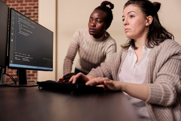 Equipo de desarrolladores revisando código y pruebas de software en una pantalla