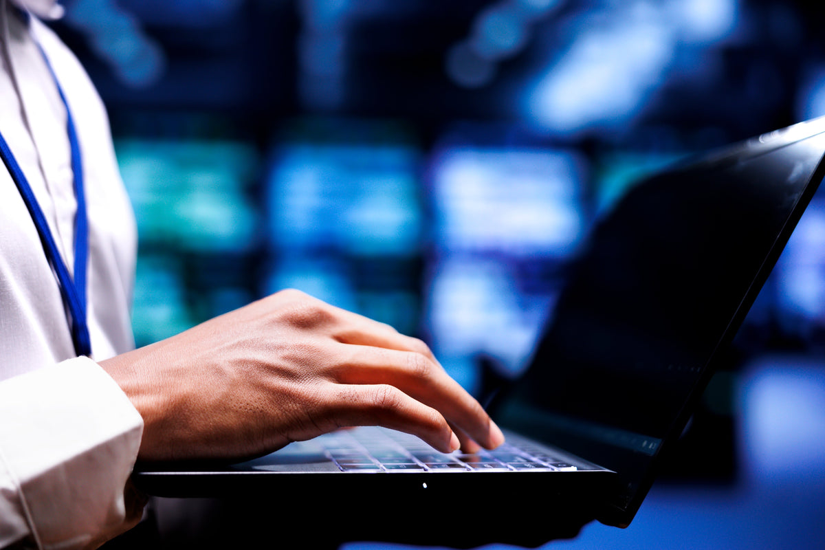 Rack de servidores y equipos de red en un centro de datos, dispositivos de interconexión para el TAI
