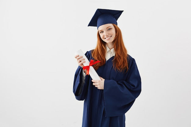 Estudiante sonriente con su título, sobre si se puede opositar al TAI 2027 sin tenerlo todavía