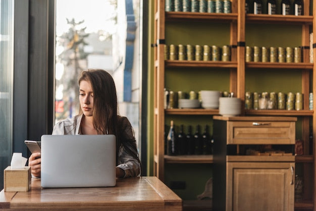 Persona trabajando como autónoma con un portátil, representando la compatibilidad de un funcionario TAI con una actividad privada