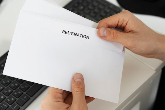 Persona sosteniendo una carta de renuncia, representando el momento de dejar el trabajo actual tras aprobar el TAI