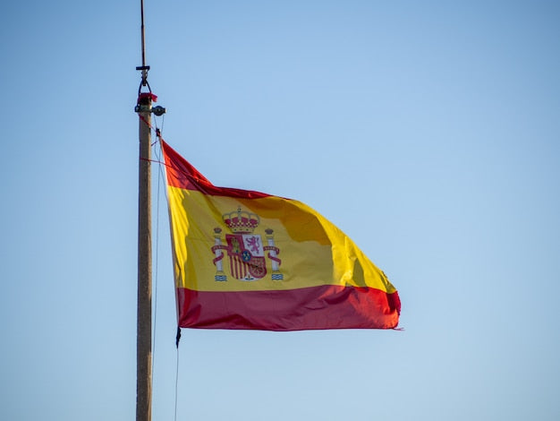 Bandera de España ondeando, representando la Administración General del Estado frente a las administraciones autónomicas