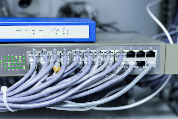 Switch de red con cables conectados, representando los protocolos de comunicación TCP y UDP