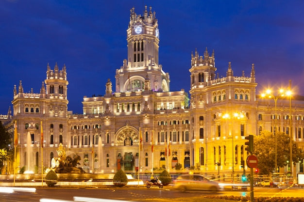 Edificio institucional de Madrid de noche, símbolo de la Administración General del Estado que convoca la oferta de empleo público