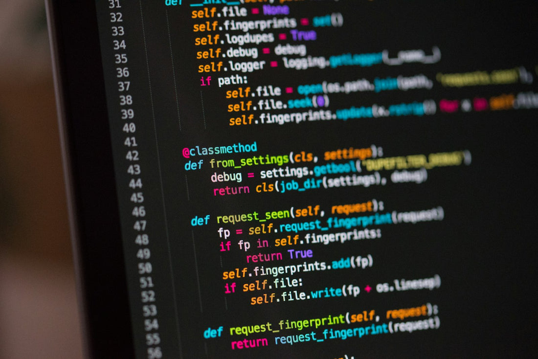Pantalla de ordenador con líneas de código, representando el temario de lenguajes de programación del Bloque III
