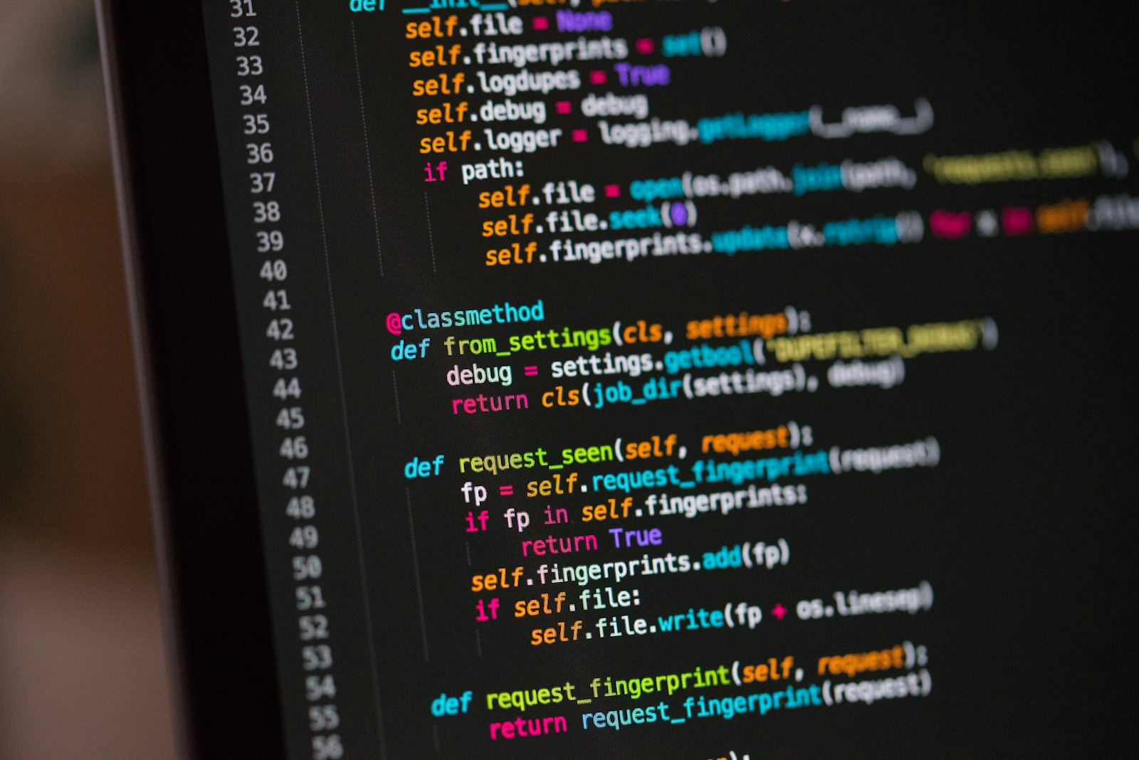 Pantalla de ordenador con líneas de código, representando el temario de lenguajes de programación del Bloque III