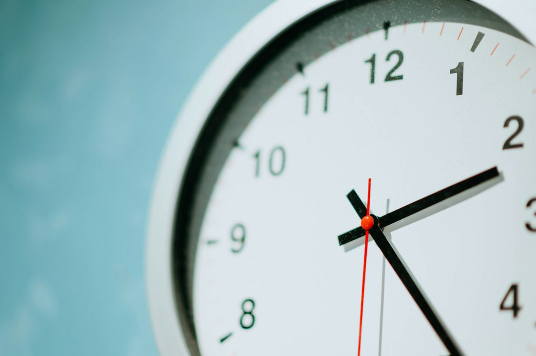 Reloj de pared, representando los plazos y la posibilidad de aplazar el examen del TAI por causas justificadas