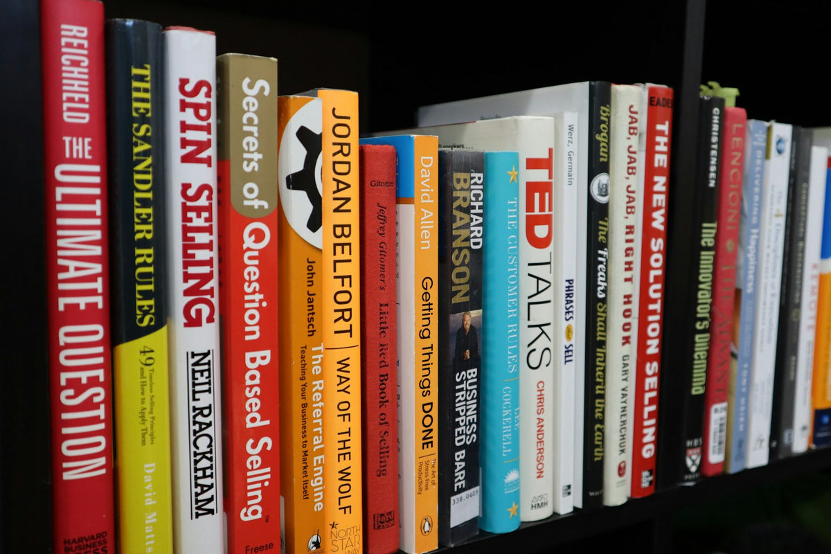 Variedad de libros organizados, representando el temario del TAI