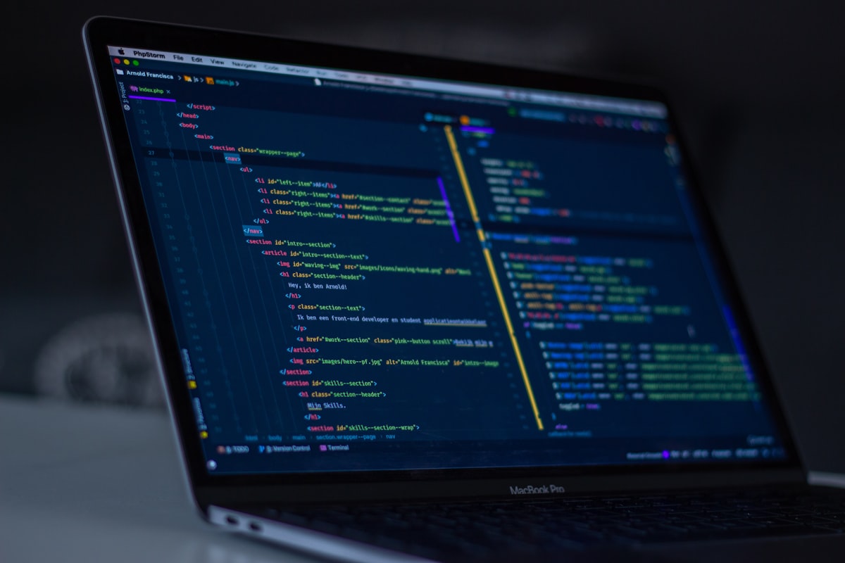Código de base de datos en una pantalla representando las transacciones ACID