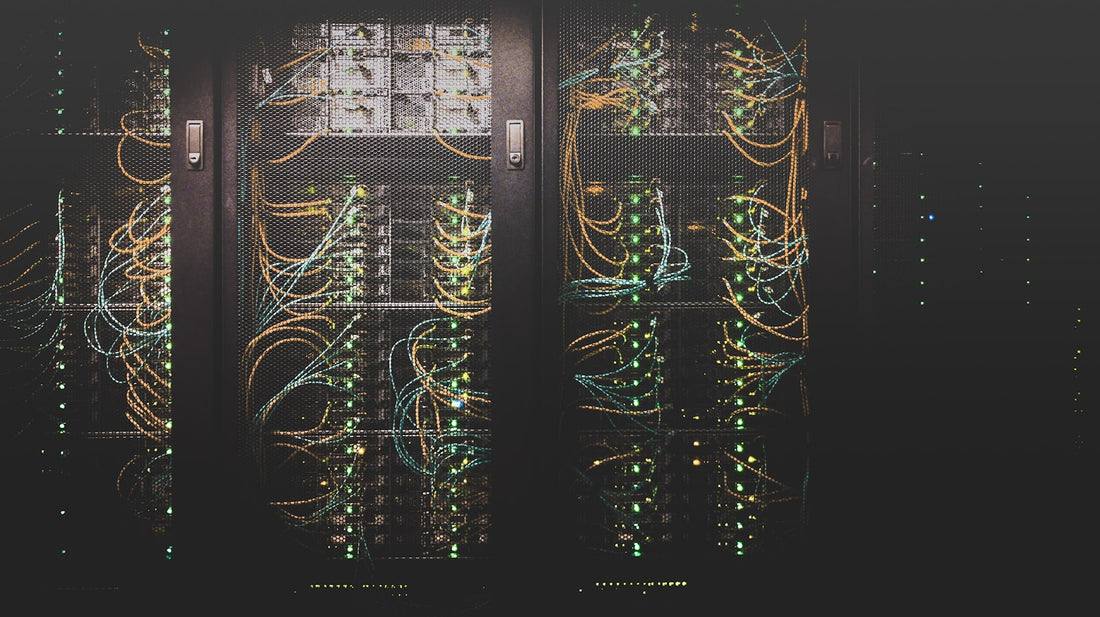 Cableado de red en un centro de datos, símbolo de la infraestructura que estudia el Bloque IV del TAI
