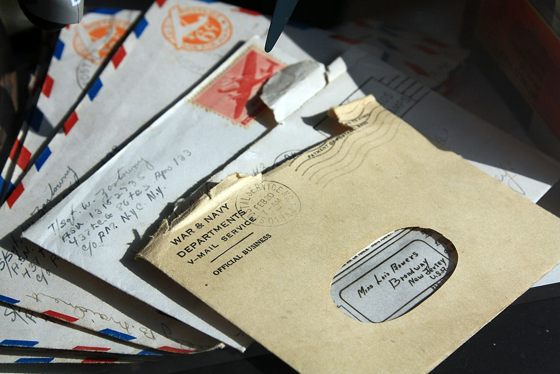 Sobres de correo abiertos, representando el envío y la recepción de mensajes de correo electrónico