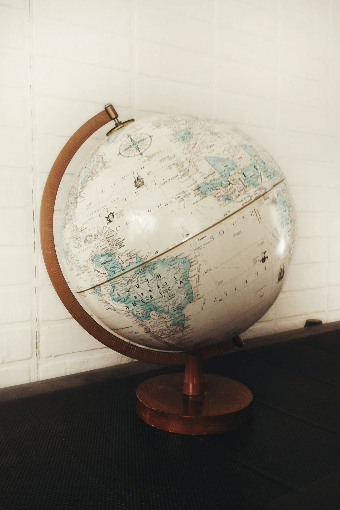 Globo terráqueo vintage sobre una mesa, representando a los opositores que viven fuera de España