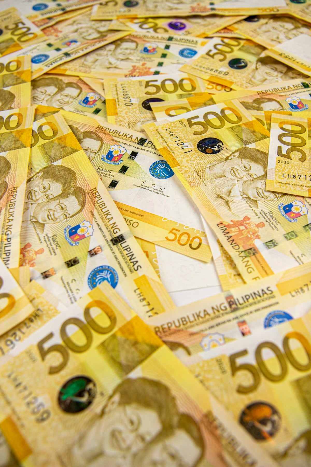 Billetes de euro sobre una mesa, representando si se puede desgravar en la Renta el gasto en apuntes o academia para el TAI