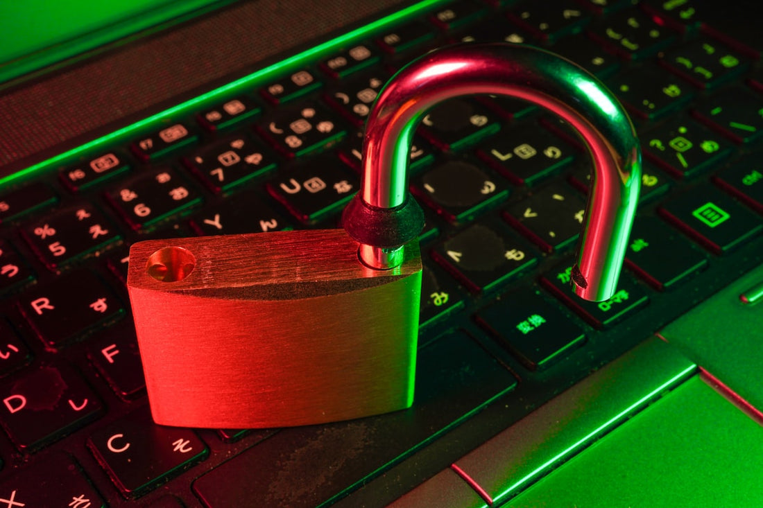 Candado rojo sobre un teclado de ordenador que representa el cifrado de datos