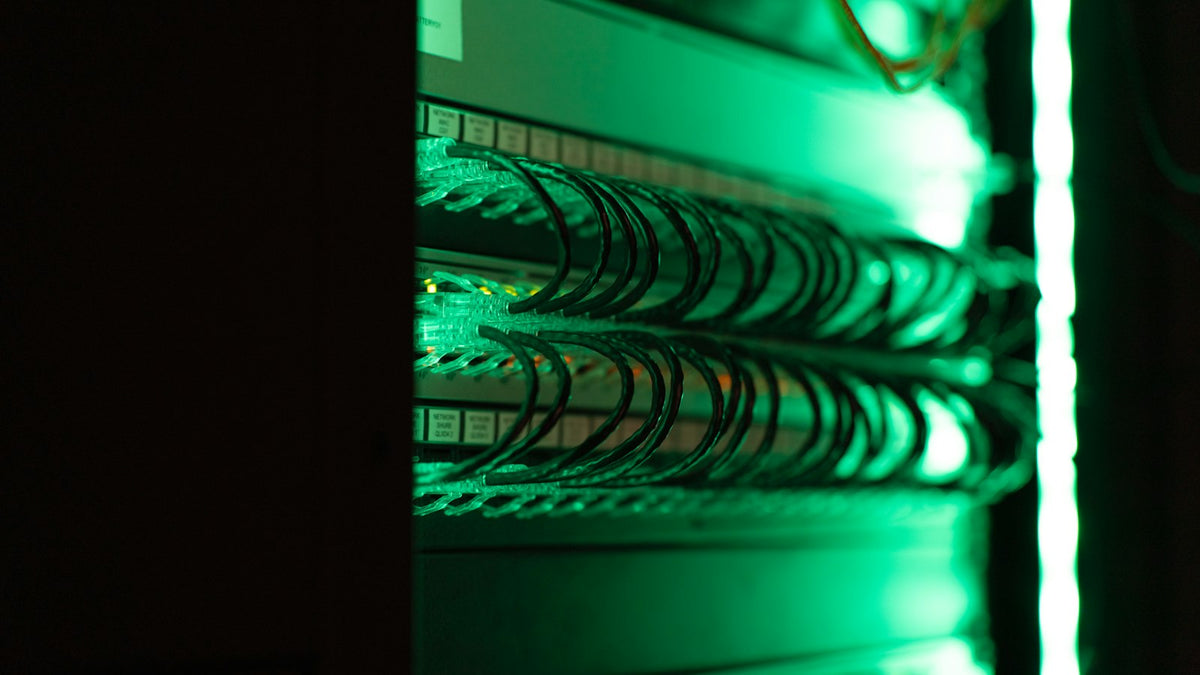 Pasillo de un centro de proceso de datos con racks de servidores