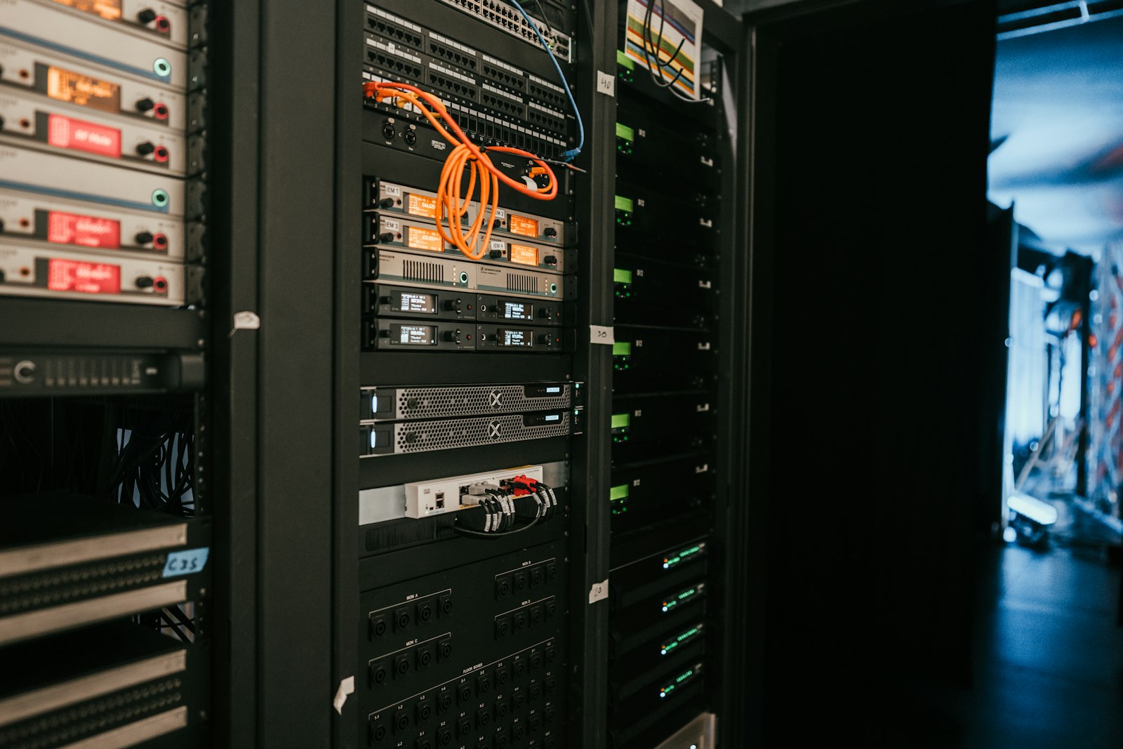 Rack de servidores en una sala de servidores, representando la infraestructura de Active Directory