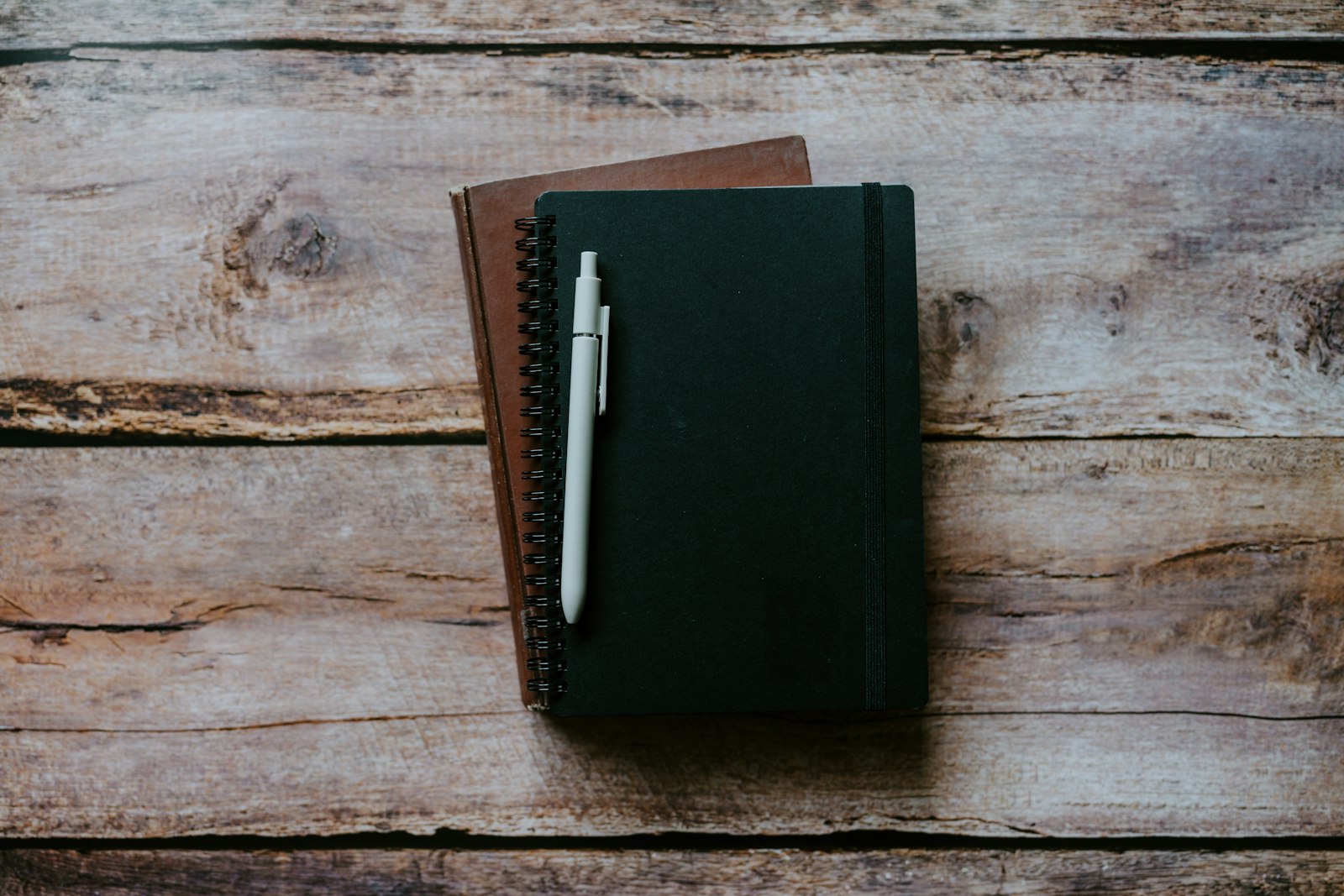 Cuaderno de apuntes con bolígrafo, representando el material de estudio del TAI
