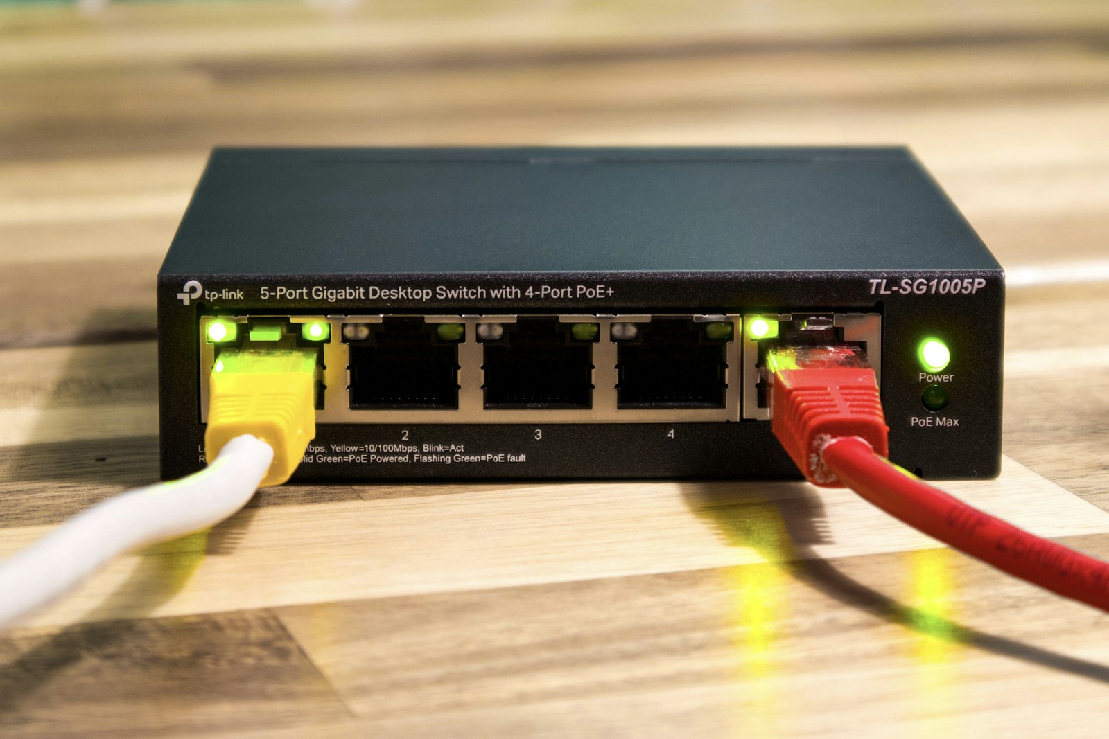 Switch de red con cables ethernet, modelo OSI y TCP/IP para el TAI