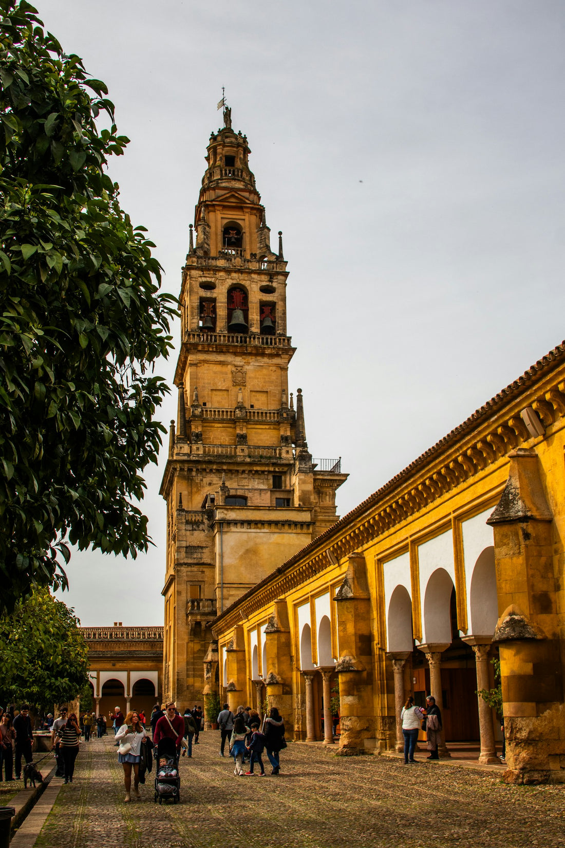 Edificio institucional español con torre, representando el proceso selectivo de la Administración Pública