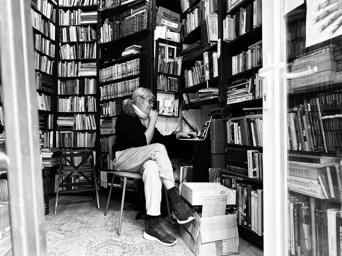 Persona sentada entre estanterías de libros, representando que no existe una edad ideal para opositar al TAI