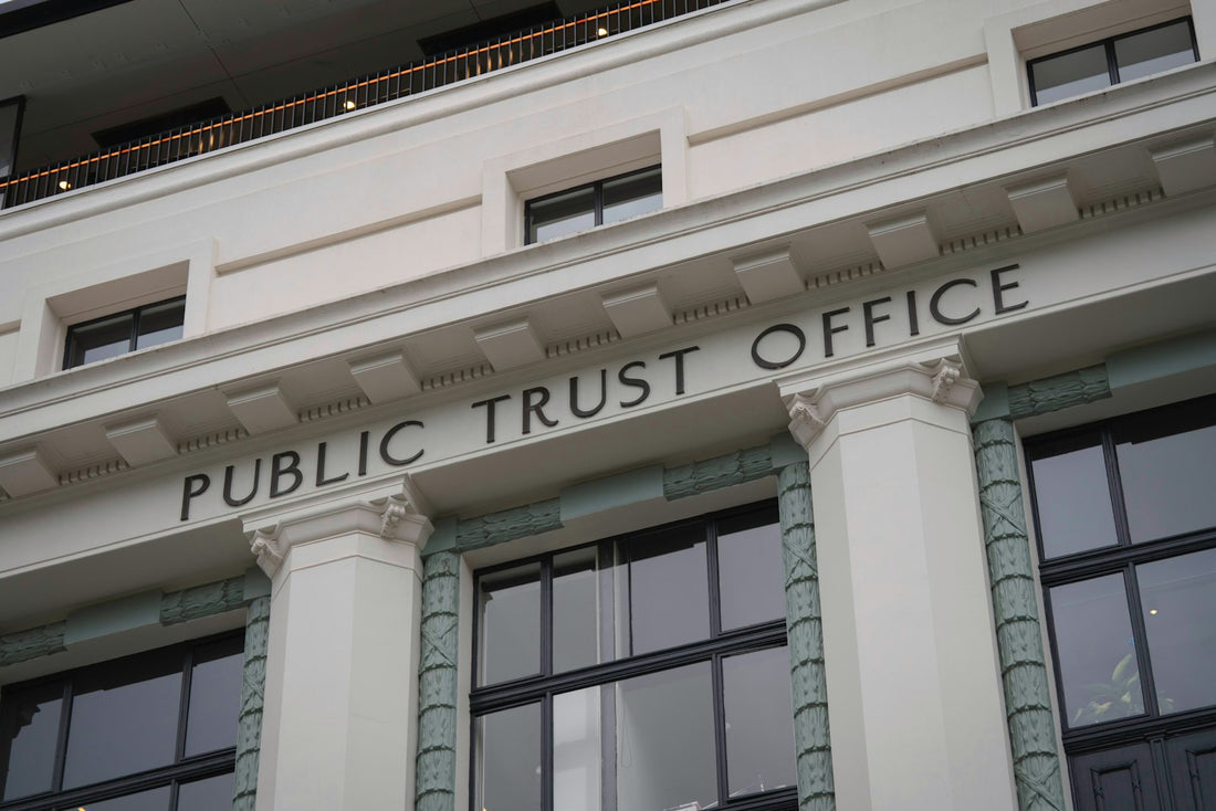 Fachada de un edificio de la administración pública, representando el proceso selectivo tras aprobar la oposición TAI