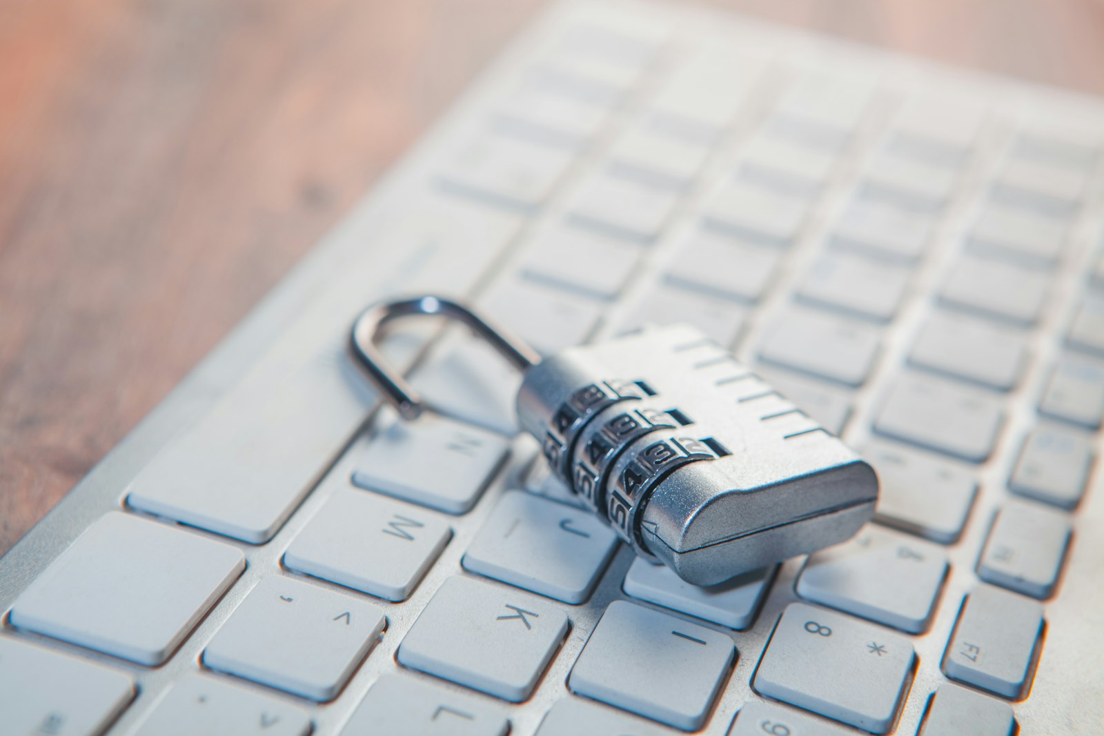 Candado sobre un teclado de ordenador, representando el cifrado HTTPS y los certificados SSL/TLS