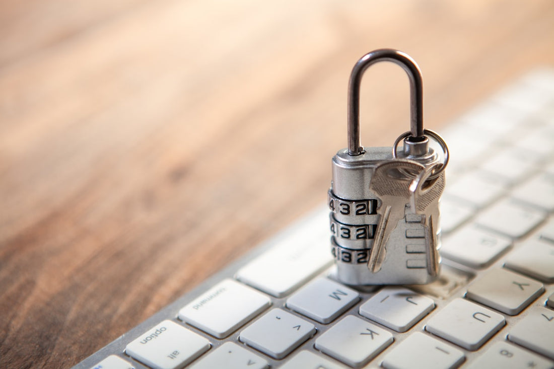 Candado y llaves sobre un teclado, representando la seguridad informática