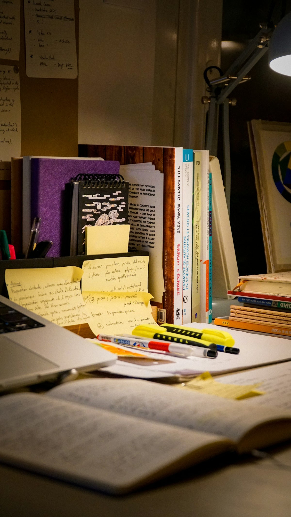 Espacio de estudio con libros y apuntes para preparar la oposición TAI