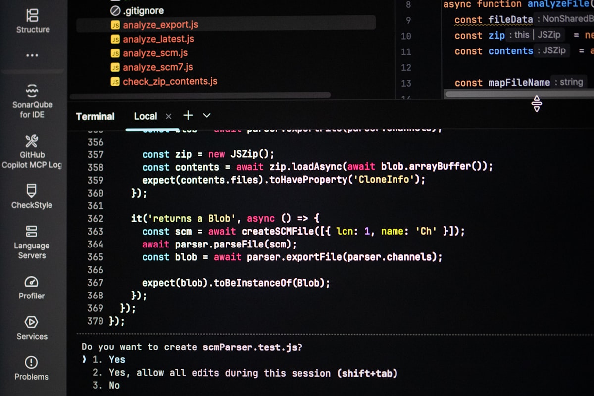 Pantalla de ordenador mostrando código de programación en un editor con tema oscuro