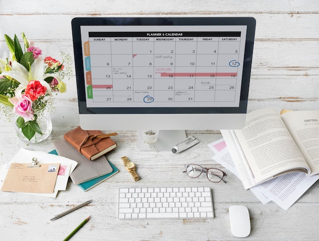 Calendario y agenda de planificación sobre un escritorio, representando la cuenta atrás hasta la convocatoria TAI 2027
