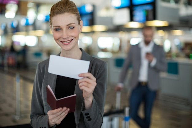 Mujer mostrando su tarjeta de embarque, ilustrando la duda sobre destinos en el extranjero del TAI