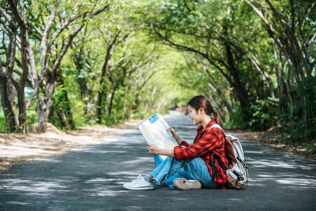 Persona mirando un mapa en una encrucijada, representando la decisión entre estudiar FP o opositar directamente al TAI
