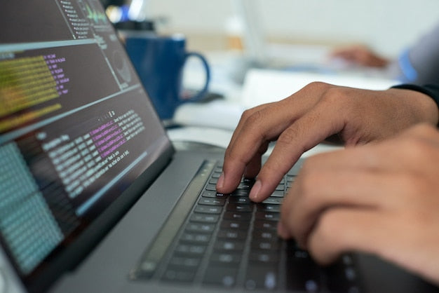 Persona trabajando con código y control de versiones en un ordenador portátil