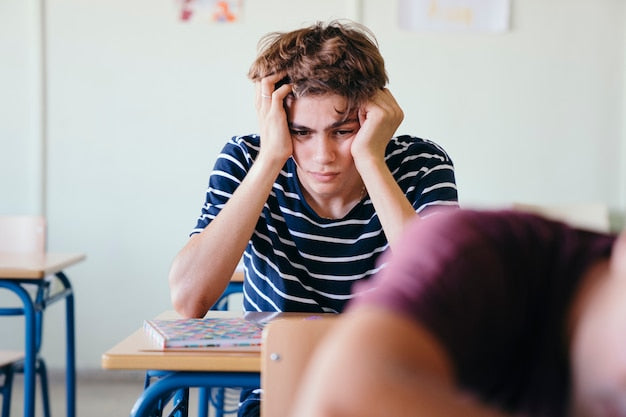 Persona con gesto de preocupación antes de un examen