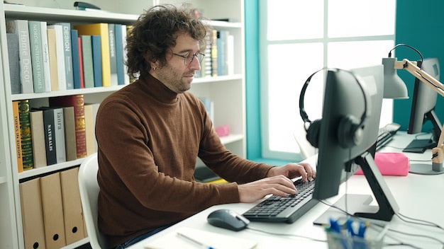Persona estudiando frente al ordenador, comparando certificaciones de informática con el temario del TAI