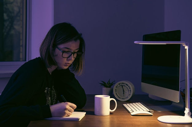 Persona estudiando de noche en su escritorio, en la recta final antes del examen del TAI